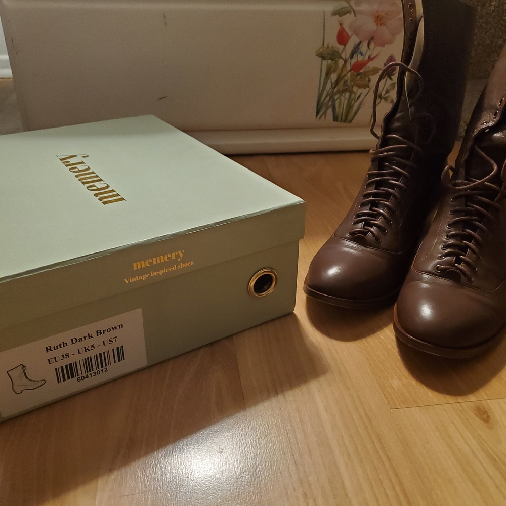 Brown Lace-Up Leather Boots with Classic Design - Picture 2 of 6